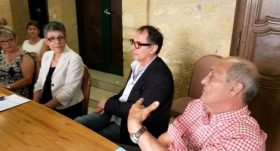 Michèle Theulier (les Républicains), Marie-Odile Delcamp (la maire), Jean-Louis Constant (opposition) et Michel Cammas (adjoint aux finances), réunis pour contester la démarche de Louis Crubillé 