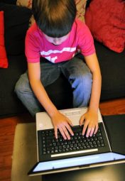 - DDM MARC SALVET - ENFANT PRE ADOLESCENT DEVANT L ECRAN D UN ORDINATEUR INTERNET WEB CHAT BLOG FACEBOOK LES COLLEGIENS DE SIXIEME DU LOT SERONT DOTES D UN ORDINATEUR