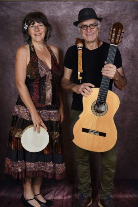 un homme une femme tenant des instrument de musique