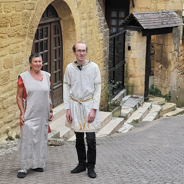 Photographie des acteurs de la balade racontée « Des rumeurs aux procès » dans la rue Jean Jaurès